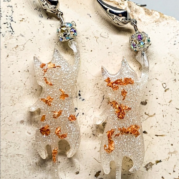 White Playful Cat Dangles with Silver Ball - Picture 1 of 4